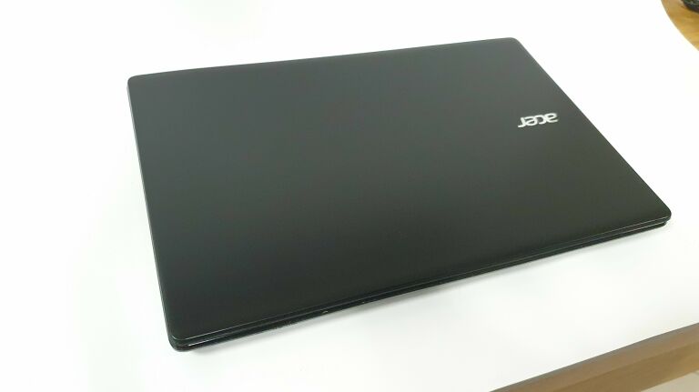 LAPTOP ACER E15 N3530/4GB/120GB/WIN10 OPIS!!
