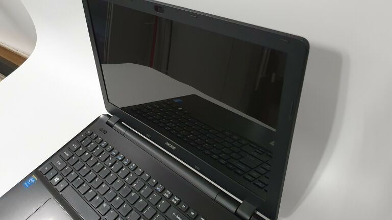 LAPTOP ACER E15 N3530/4GB/120GB/WIN10 OPIS!!