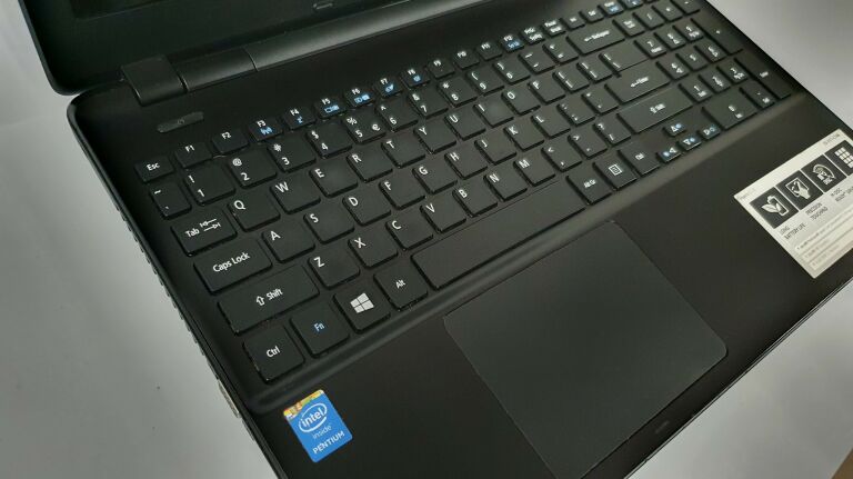 LAPTOP ACER E15 N3530/4GB/120GB/WIN10 OPIS!!