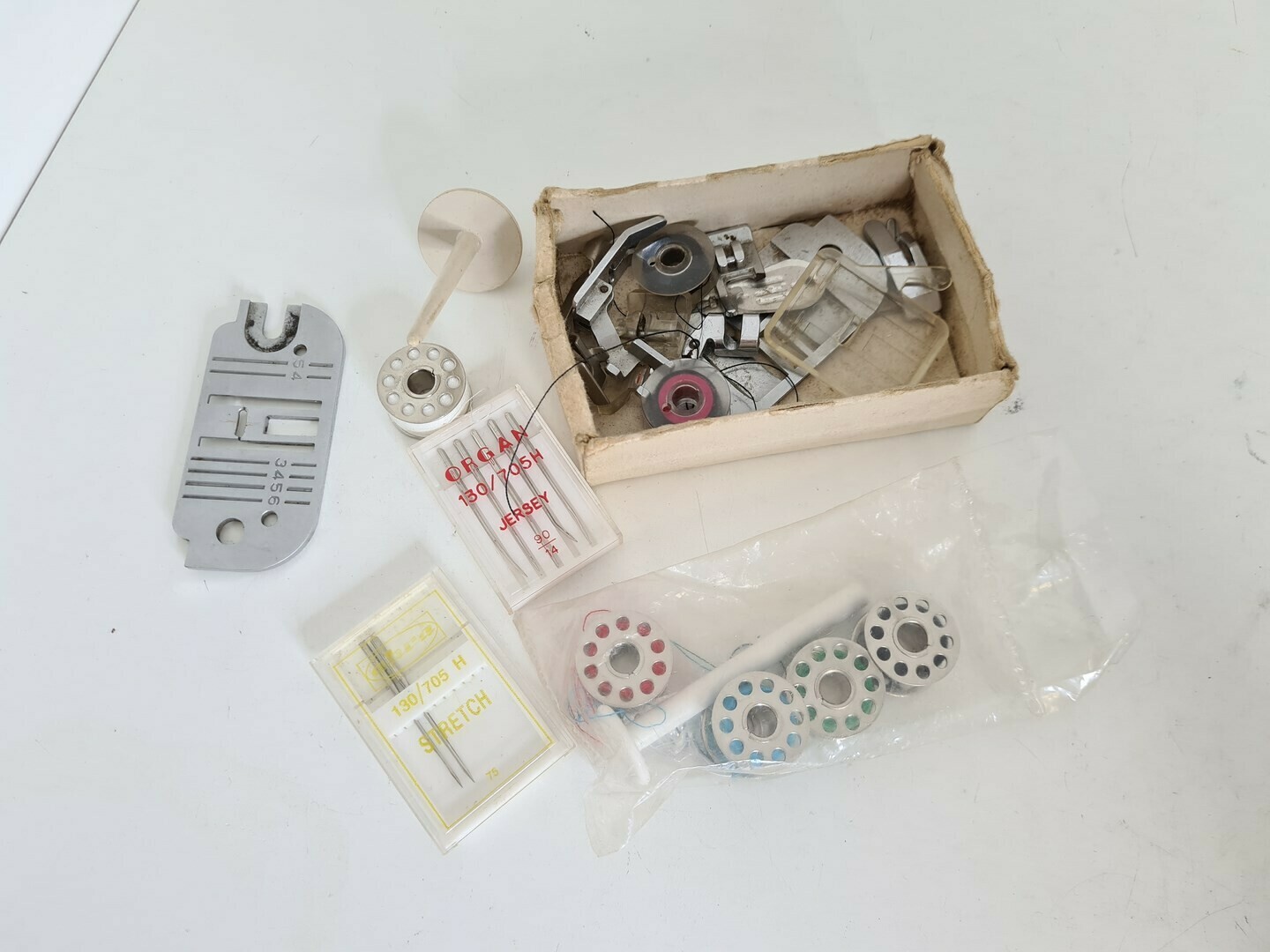 maszyna-do-szycia-lucznik-834-akcesoria-liczba-sciegow-12