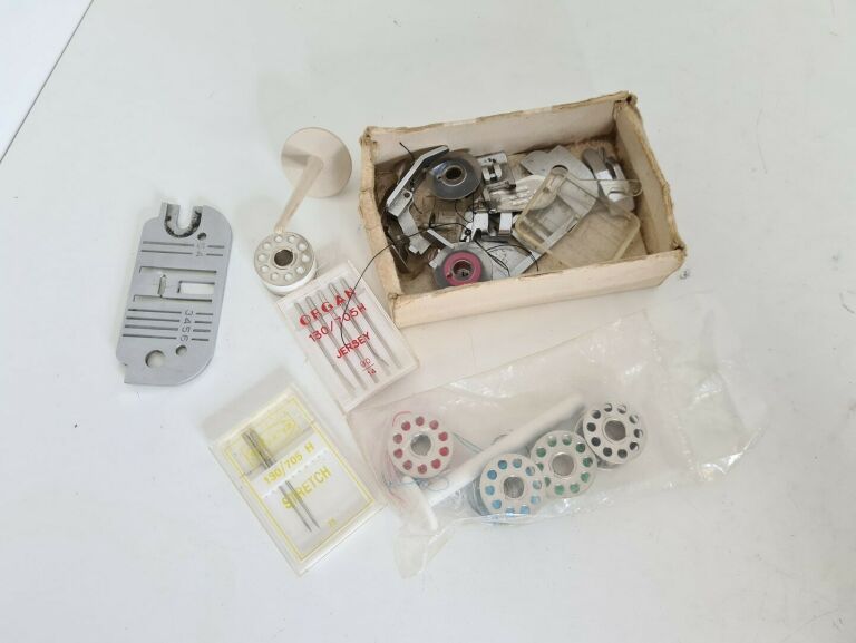 maszyna-do-szycia-lucznik-834-akcesoria-liczba-sciegow-12