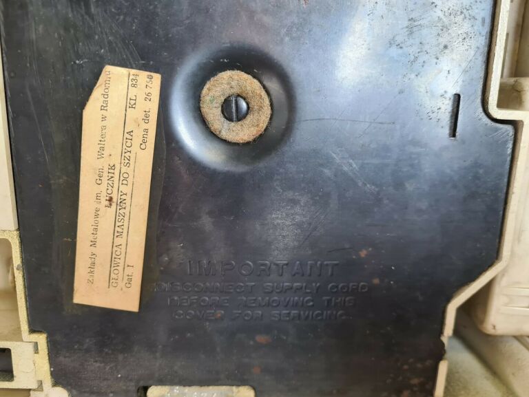 maszyna-do-szycia-lucznik-834-akcesoria-kolor-dominujacy-bialy