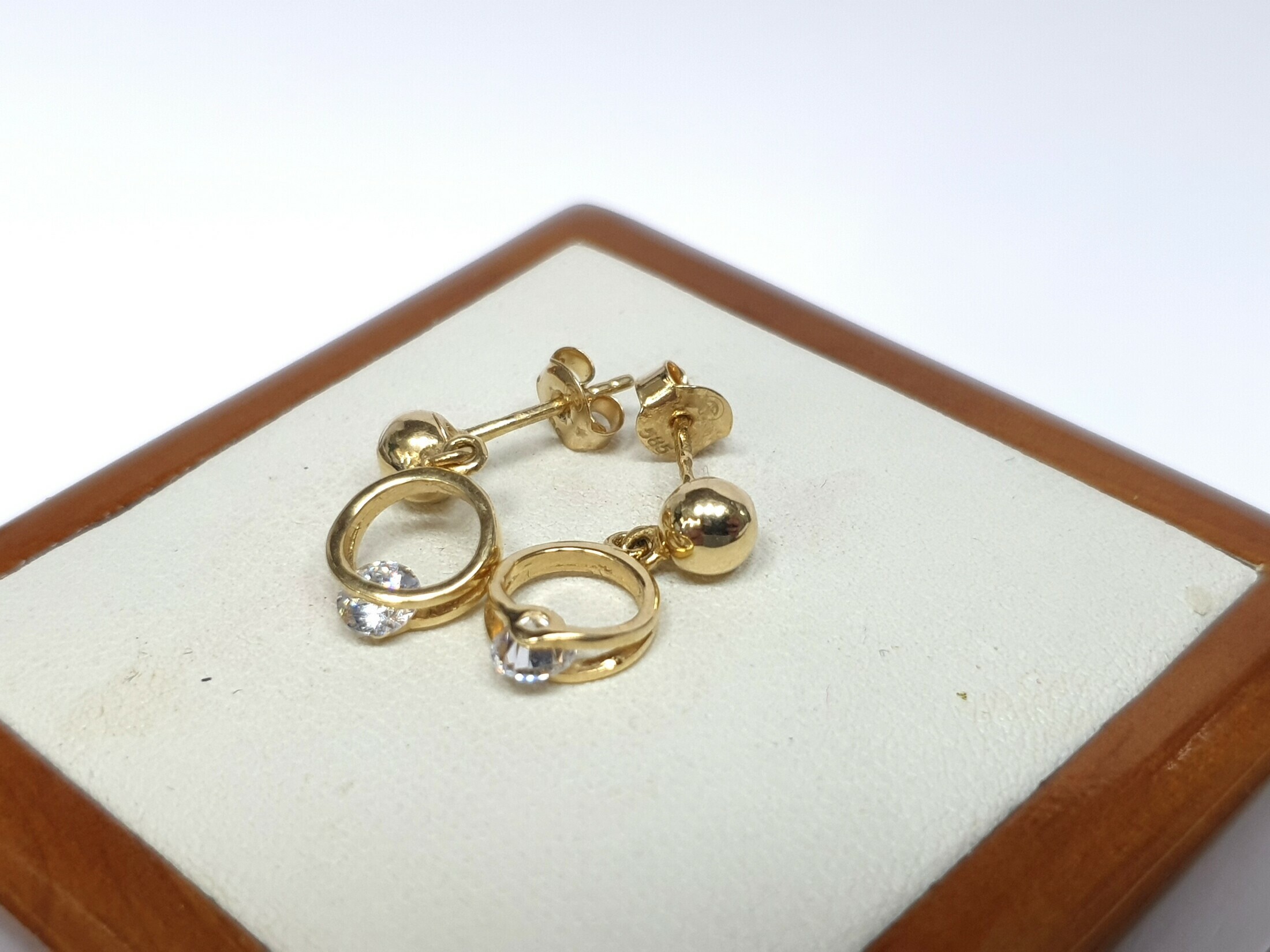 zlote-kolczyki-rodzaj-wyrob-jubilerski