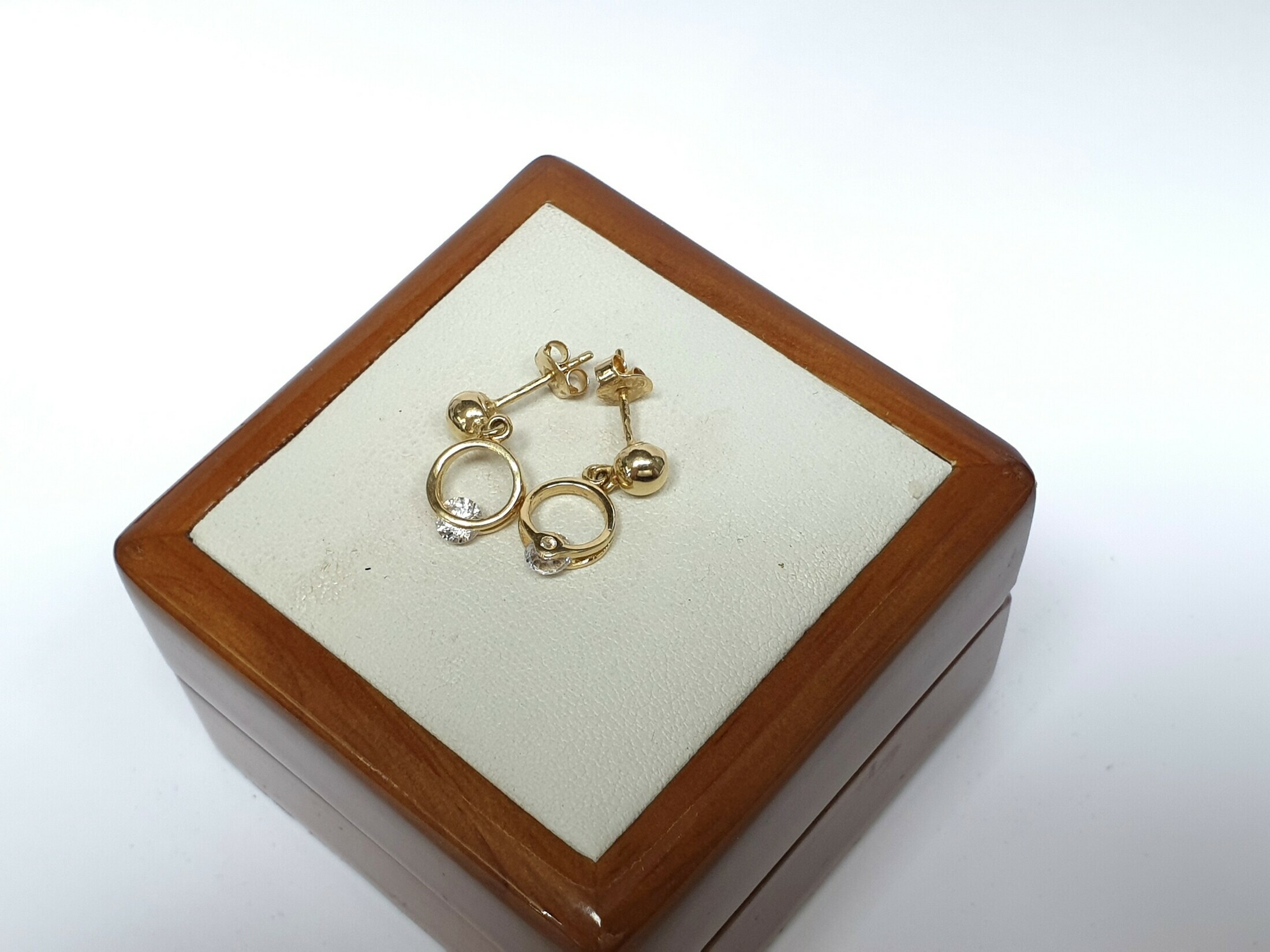 zlote-kolczyki-rodzaj-bigla-sztyft