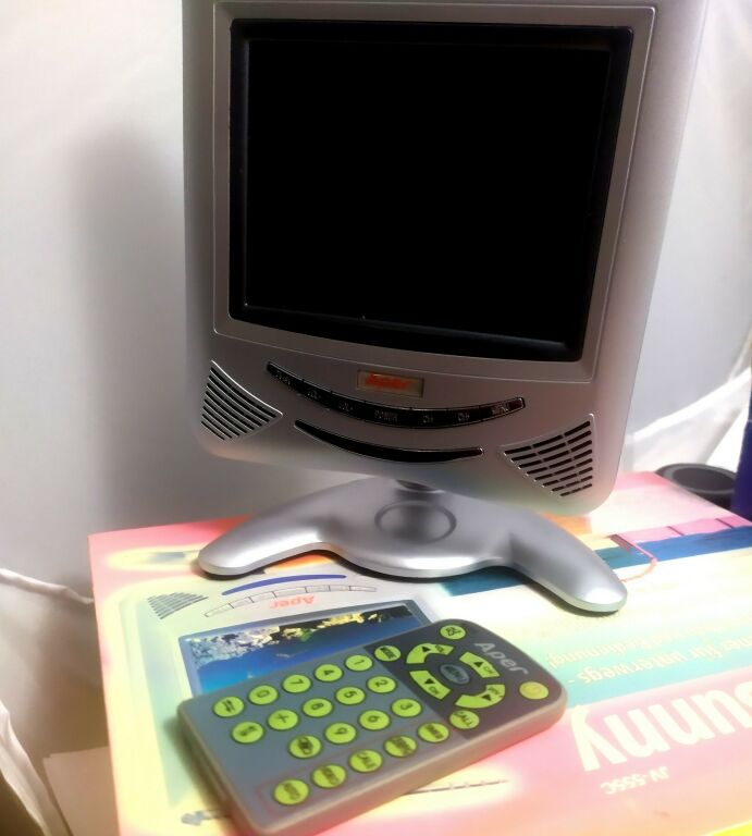TELEWIZOR APER 5TV SAMOCHODOWY LCD AV PAL OKAZJA