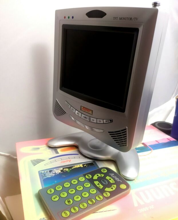 TELEWIZOR APER 5TV SAMOCHODOWY LCD AV PAL OKAZJA