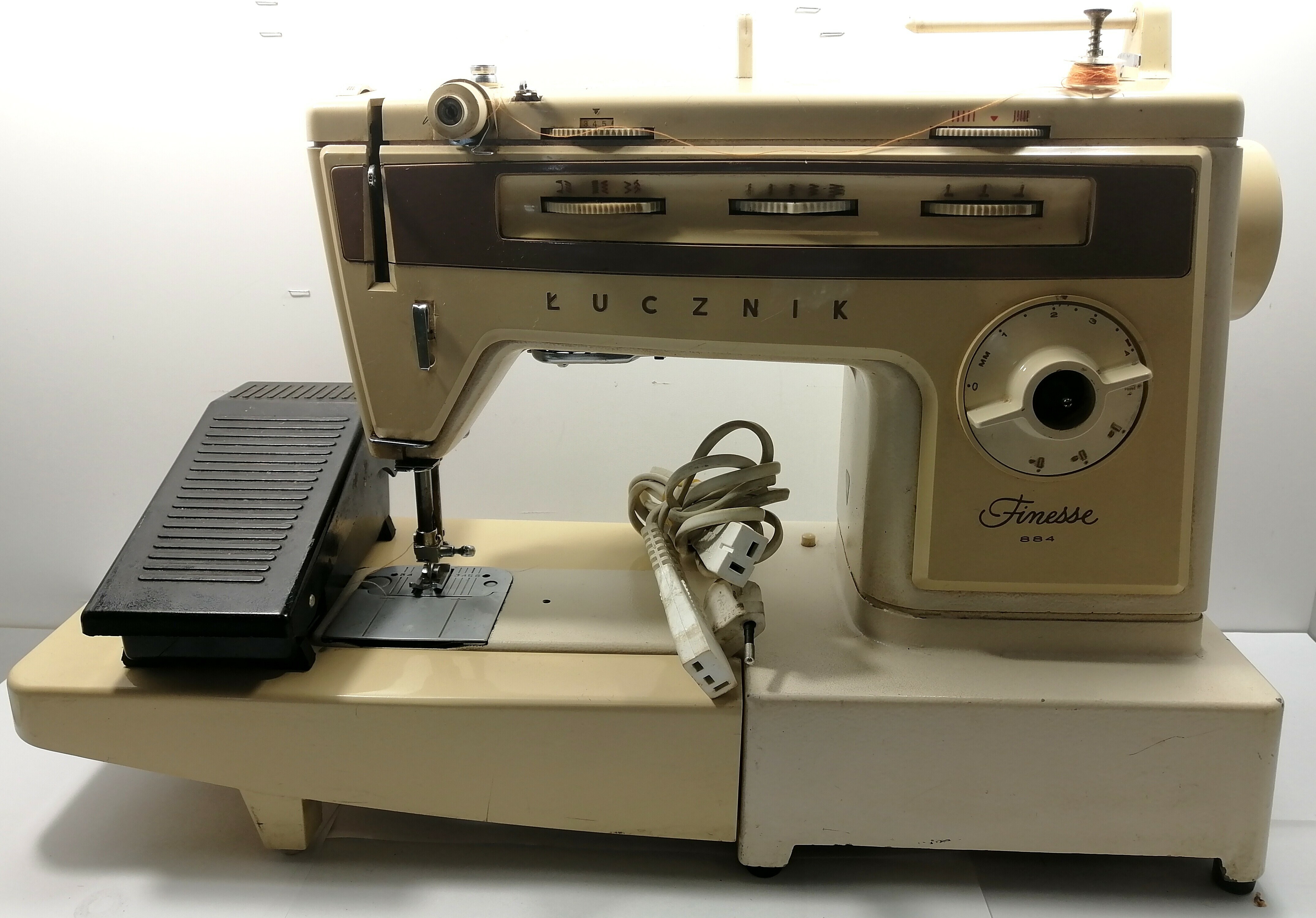 maszyna-do-szycia-lucznik-finesse-884-zasilacz-dworcowa-1a-pisz