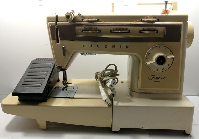 maszyna-do-szycia-lucznik-finesse-884-zasilacz-dworcowa-1a-pisz