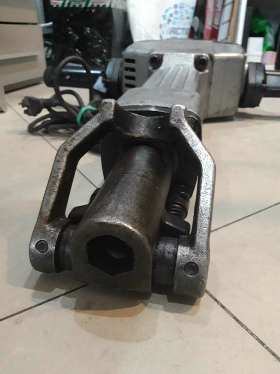 MŁOTY WYBURZENIOWY MAKITA HM1800