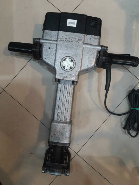 MŁOTY WYBURZENIOWY MAKITA HM1800