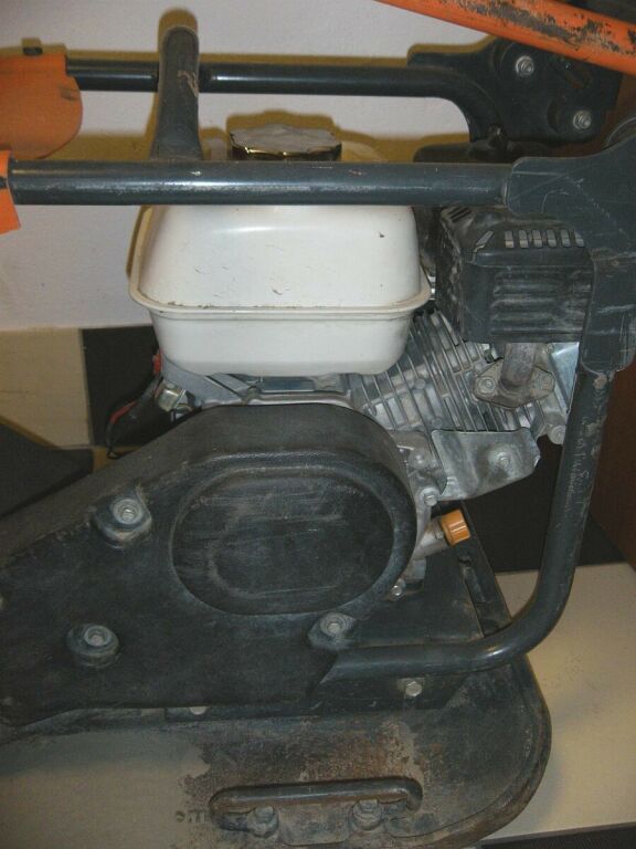 zageszczarka-belle-z-silnikiem-loncin-paliwo-benzyna