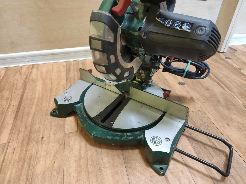 pila-ukosna-parkside-pks-1500-a2-zasilanie-sieciowe