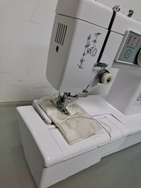 WIELOFUNKCYJNA DOMOWA MASZYNA DO SZYCIA SEW1 70W