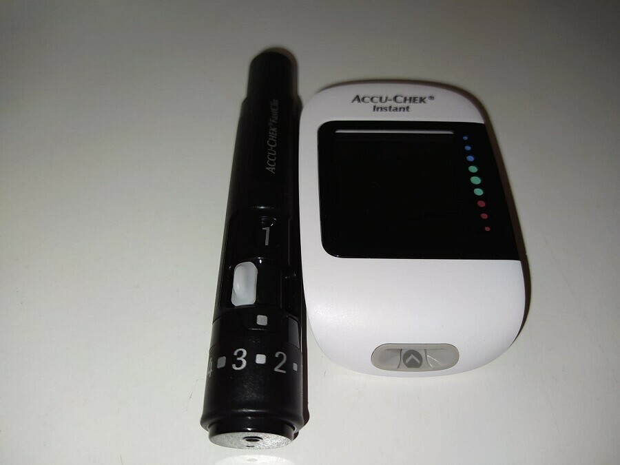 glukometr-accu-chek-instant-pomiar-glukozy