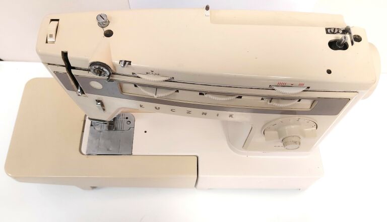 maszyna-do-szycia-lucznik-884-opis-kolor-dominujacy-bezowybrazowy