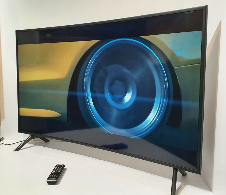 49 TELEWIZOR SMART TV UHD4K Z ZAKRZYWIONYM EKRANE