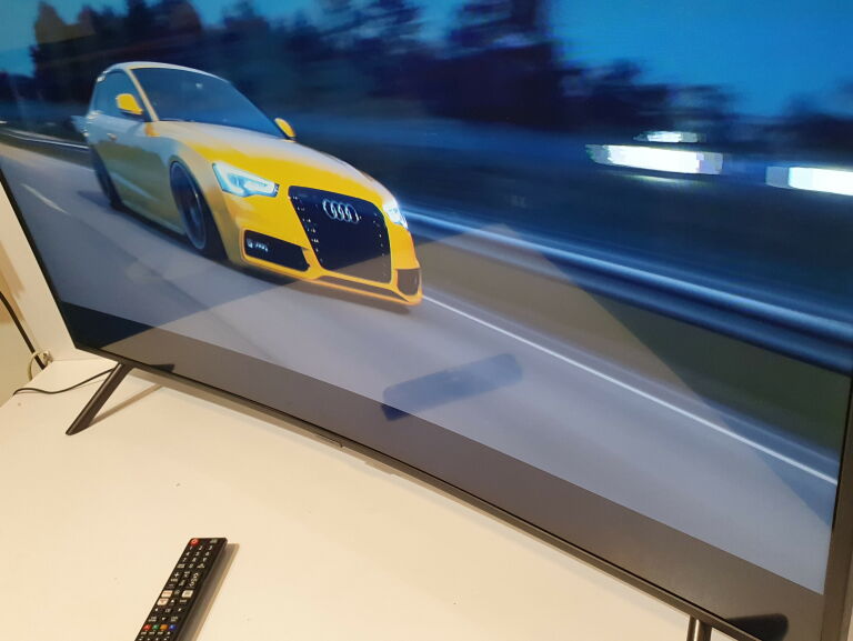 49 TELEWIZOR SMART TV UHD4K Z ZAKRZYWIONYM EKRANE