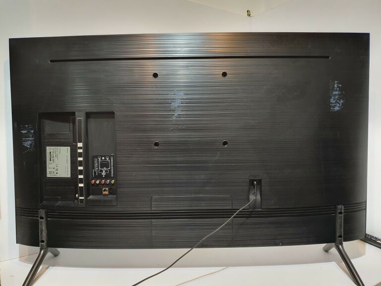 49 TELEWIZOR SMART TV UHD4K Z ZAKRZYWIONYM EKRANE