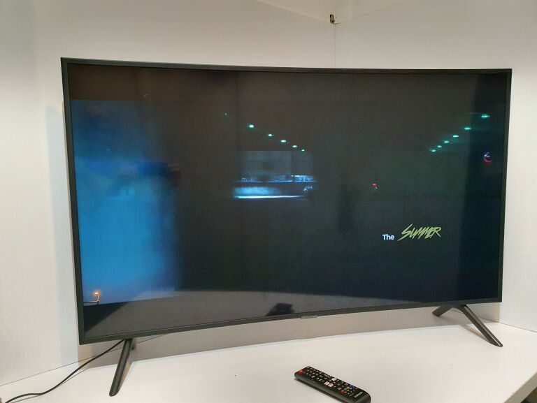 49 TELEWIZOR SMART TV UHD4K Z ZAKRZYWIONYM EKRANE
