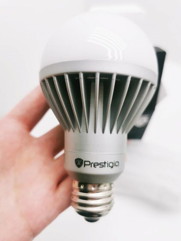 zarowka-bluetooth-prestigio-7w-e27-5000k-stan-powystawowy
