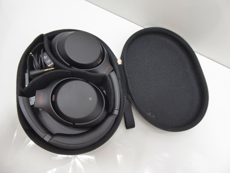 sluchawki-sony-wh-1000xm3-kolor-dominujacy-czarny