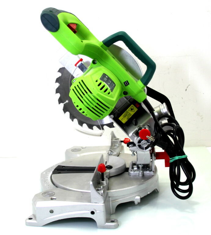 PILARKA UKOSOWA 1500W 210 X 30 MM VERTO 52G206