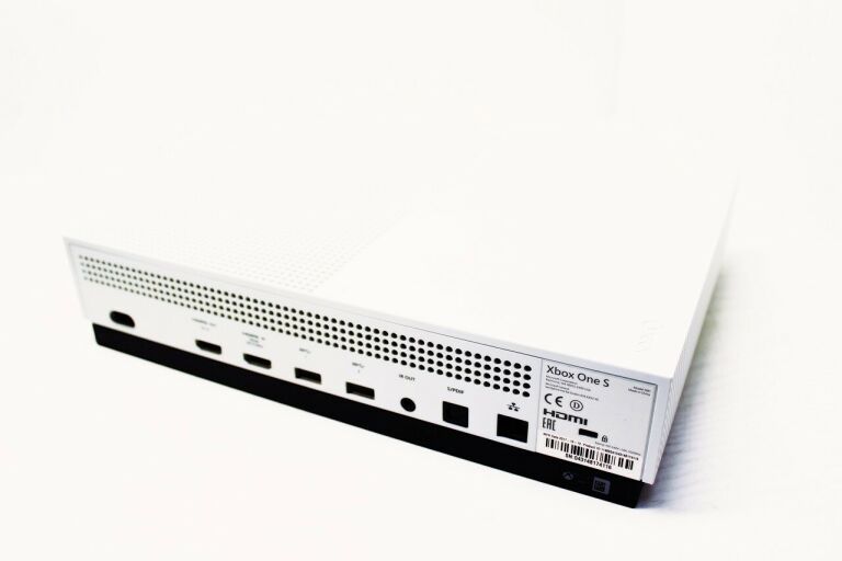 KONSOLA XBOX ONE S 500GB KOMPLET