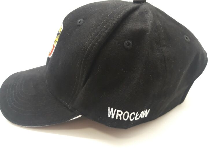 CZAPKA Z DASZKIEM CZARNA LOGO WROCŁAW