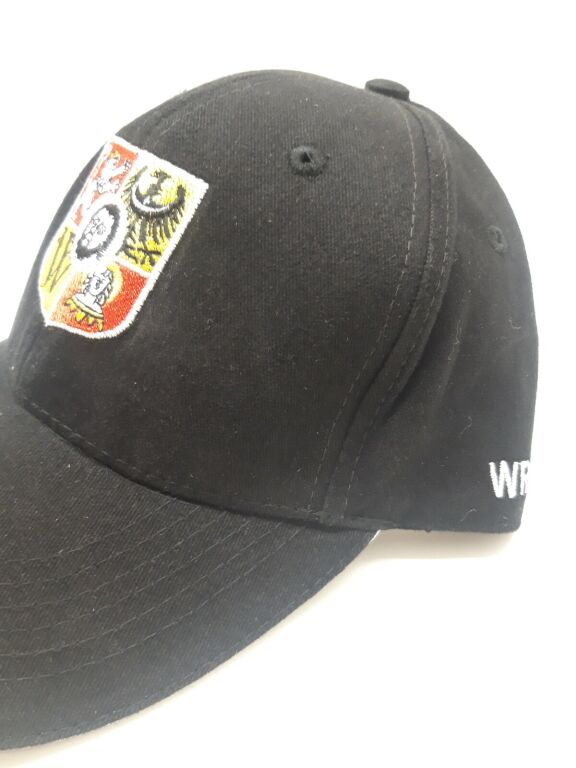 CZAPKA Z DASZKIEM CZARNA LOGO WROCŁAW