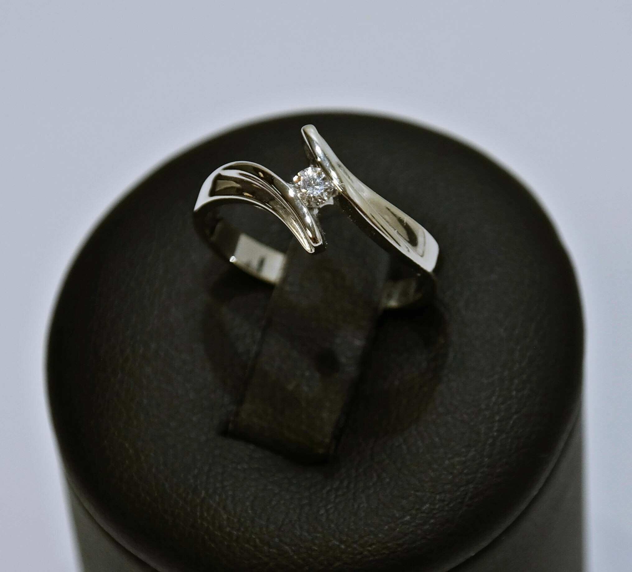 pierscionek-z-bialego-zlota-z-brylantem-01ct-r14-wykonczenie-15753-4