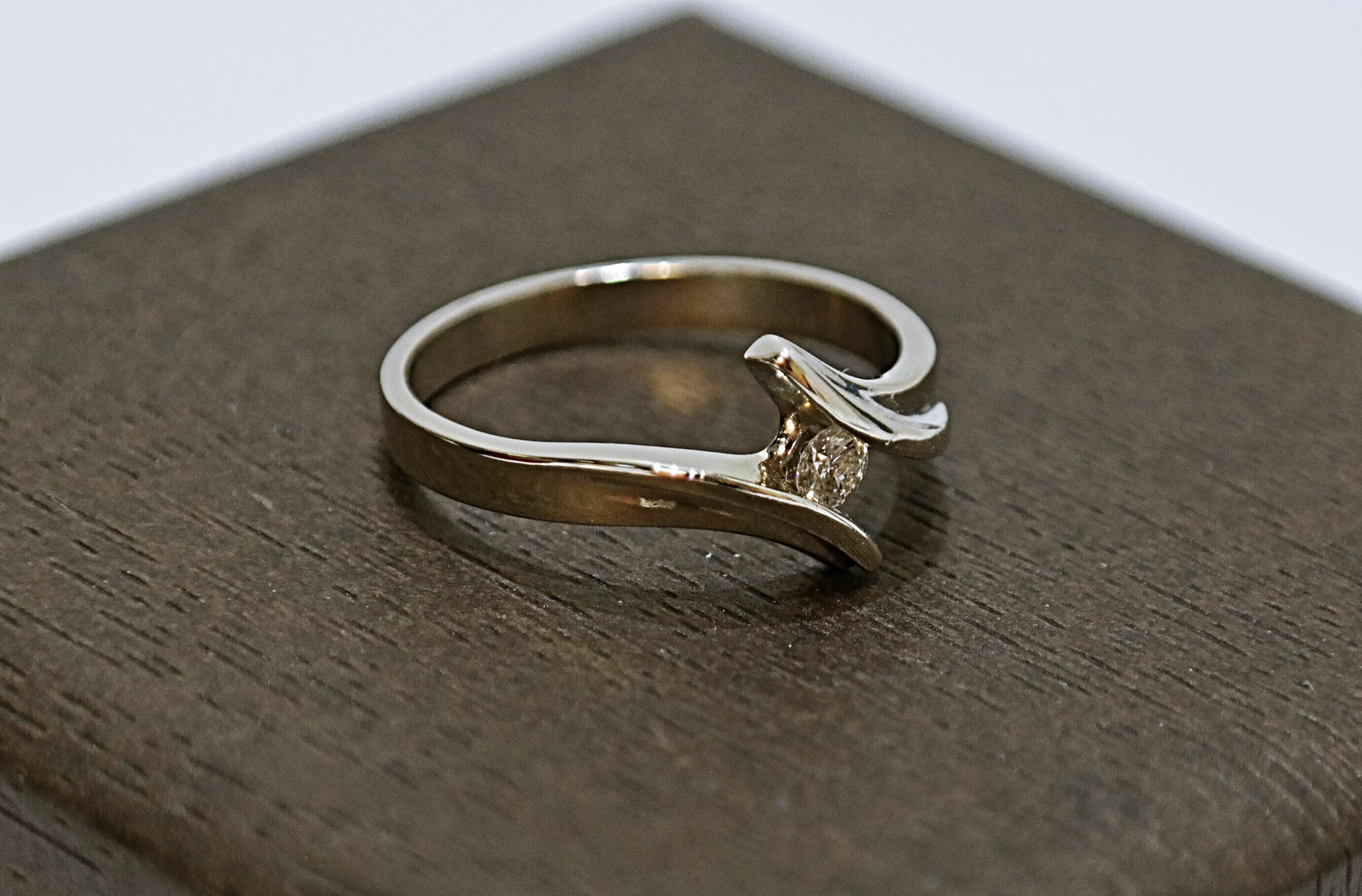 pierscionek-z-bialego-zlota-z-brylantem-01ct-r14-ean-gtin-5905868206159