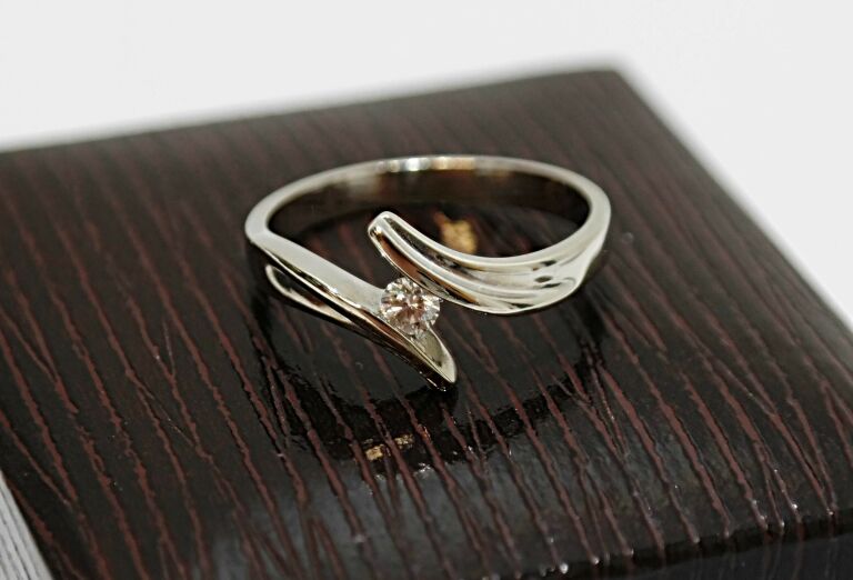 pierscionek-z-bialego-zlota-z-brylantem-01ct-r14-material-15835-2