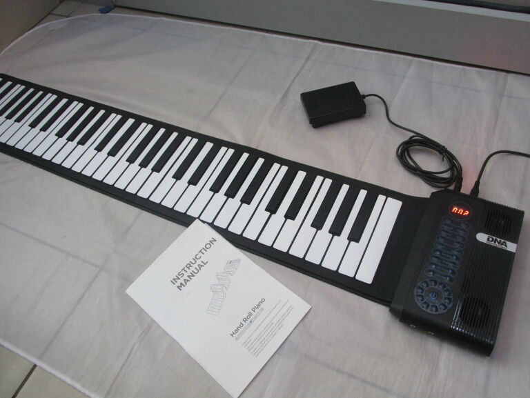 HAND ROLL UP PIANO DNA ROLL 61