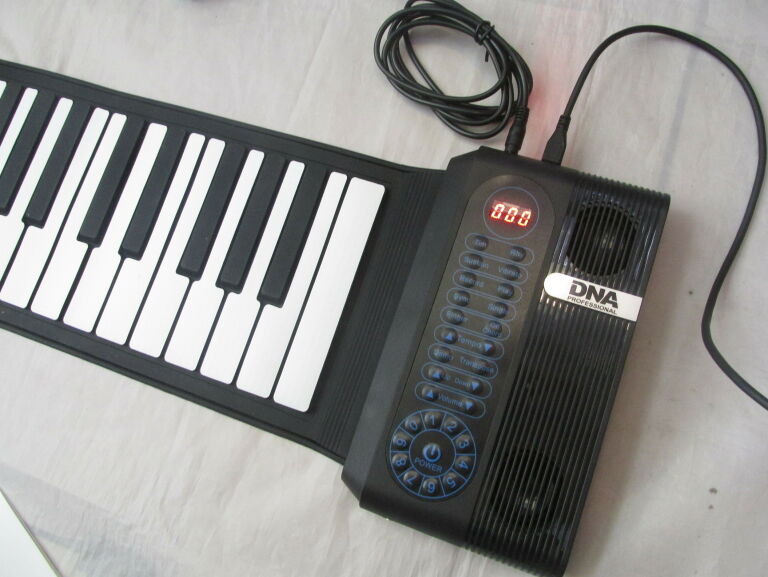 HAND ROLL UP PIANO DNA ROLL 61