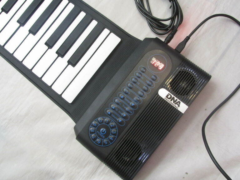 HAND ROLL UP PIANO DNA ROLL 61
