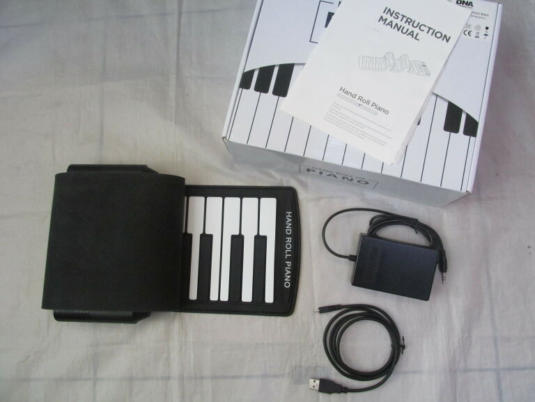 HAND ROLL UP PIANO DNA ROLL 61