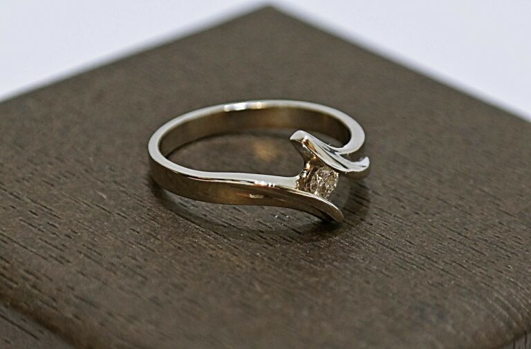 pierscionek-z-bialego-zlota-z-brylantem-01ct-r14-ean-gtin-5905868206159