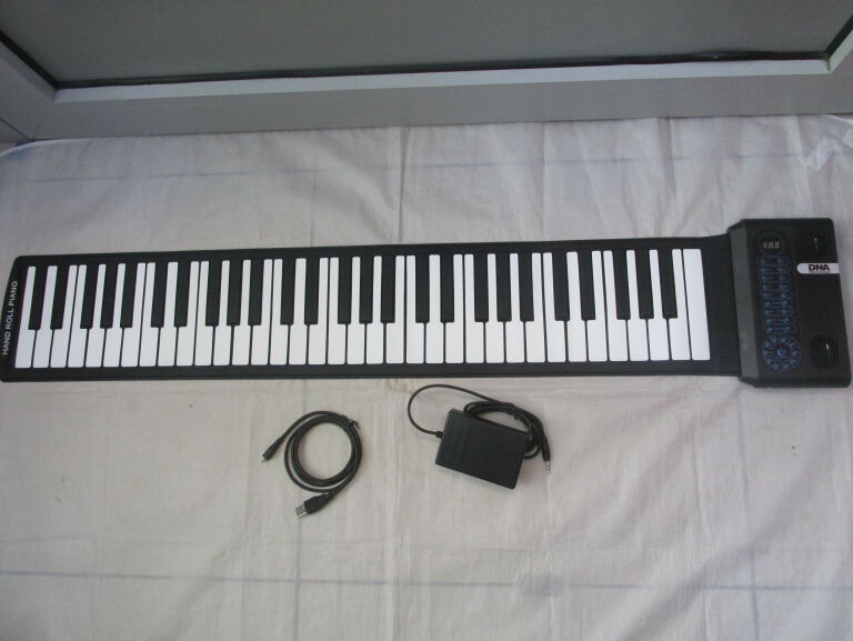 HAND ROLL UP PIANO DNA ROLL 61