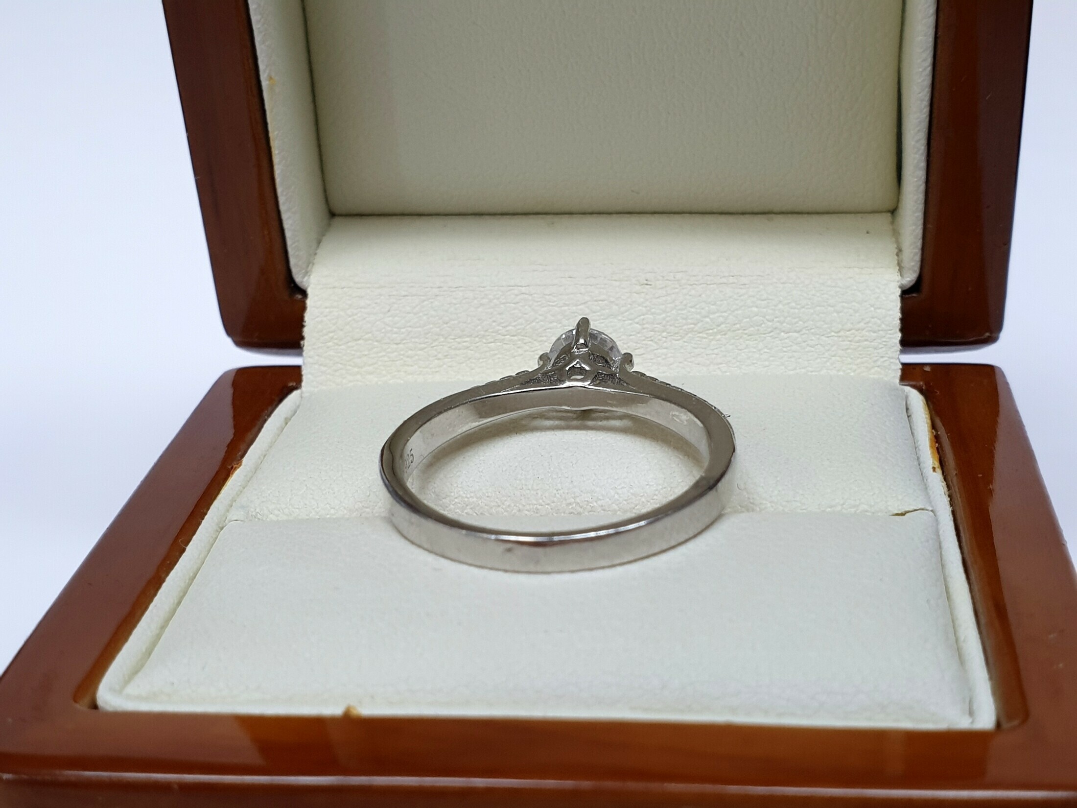 srebrny-pierscionek-z-cyrkoniami-material-15835-4