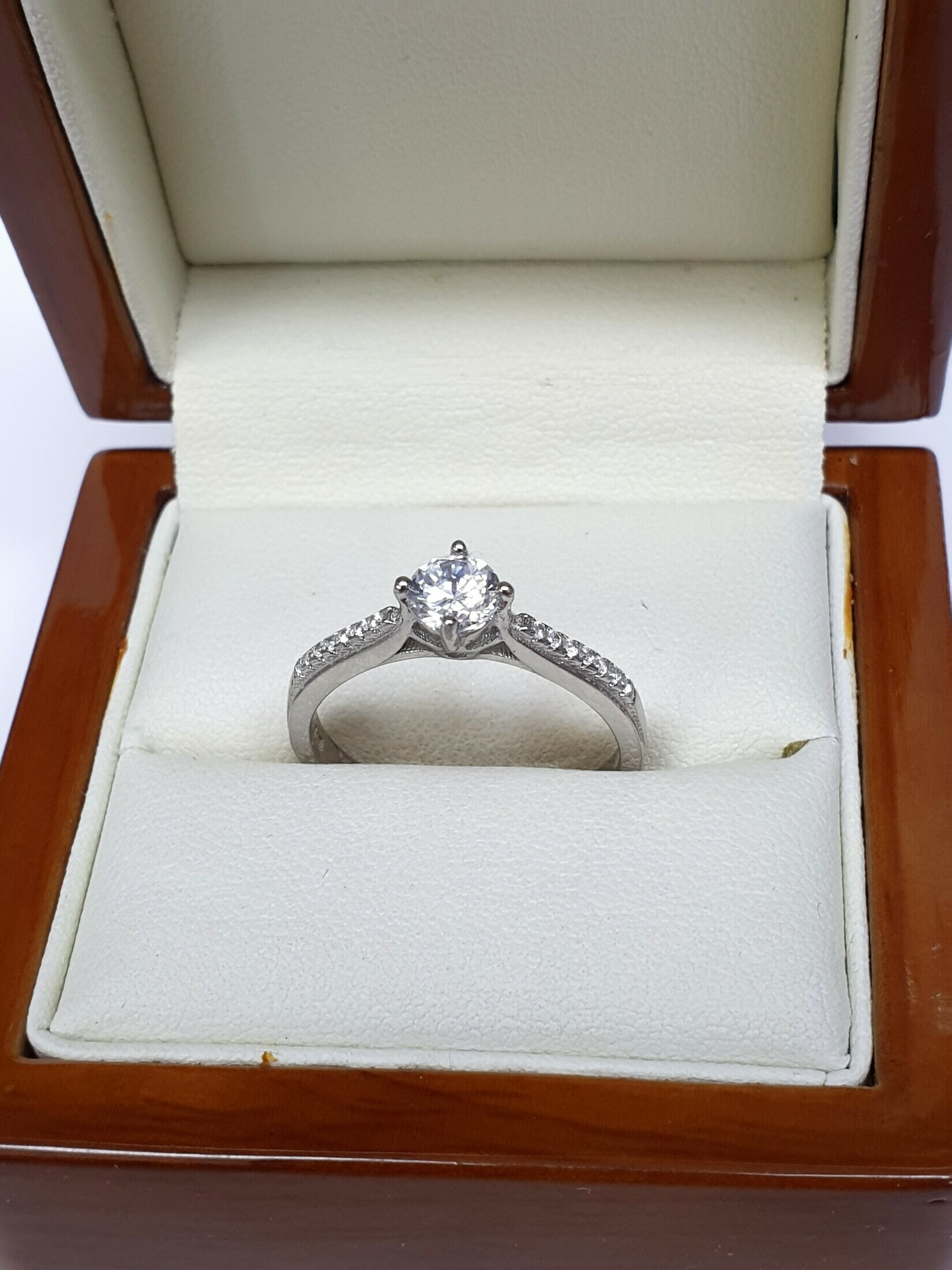 srebrny-pierscionek-z-cyrkoniami-niepodleglosci-393-gryfice