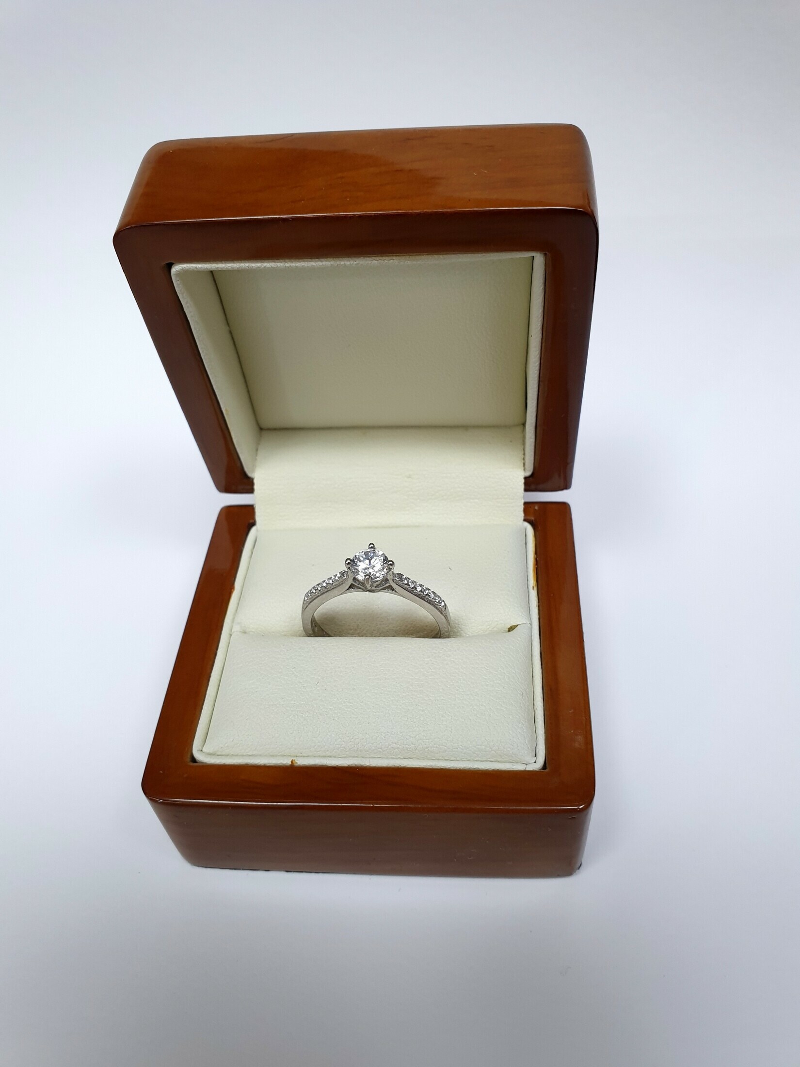 srebrny-pierscionek-z-cyrkoniami-ean-gtin-0711719876717