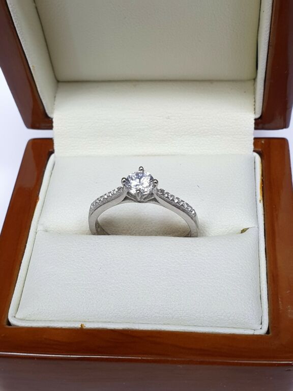 srebrny-pierscionek-z-cyrkoniami-niepodleglosci-393-gryfice