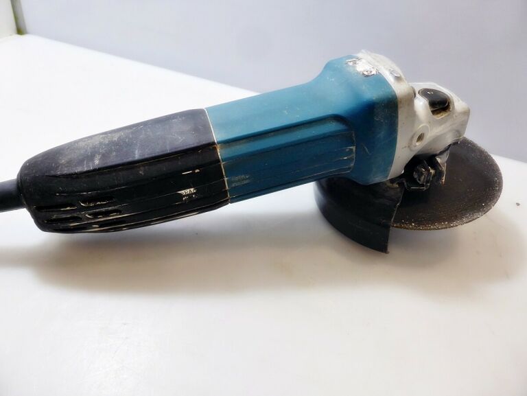 szlifierka-katowa-makita-ga5030r-marka-makita