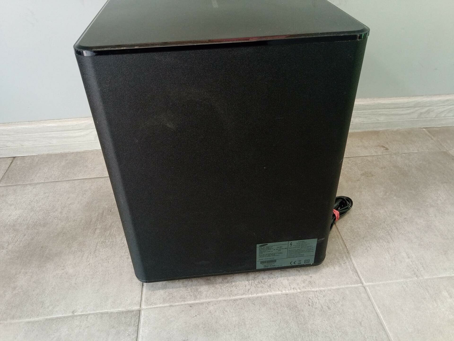 soundbar-samsung-subwoofer-ht-ws1-z-pilotem-opis-marka-samsung