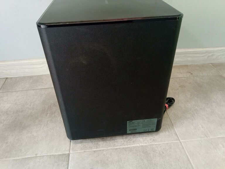 soundbar-samsung-subwoofer-ht-ws1-z-pilotem-opis-marka-samsung