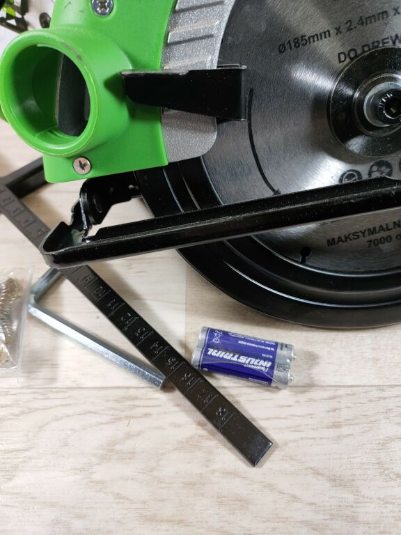 pilarka-tarczowa-z-laserem-niteo-1200w-srednica-otworu-pily-185