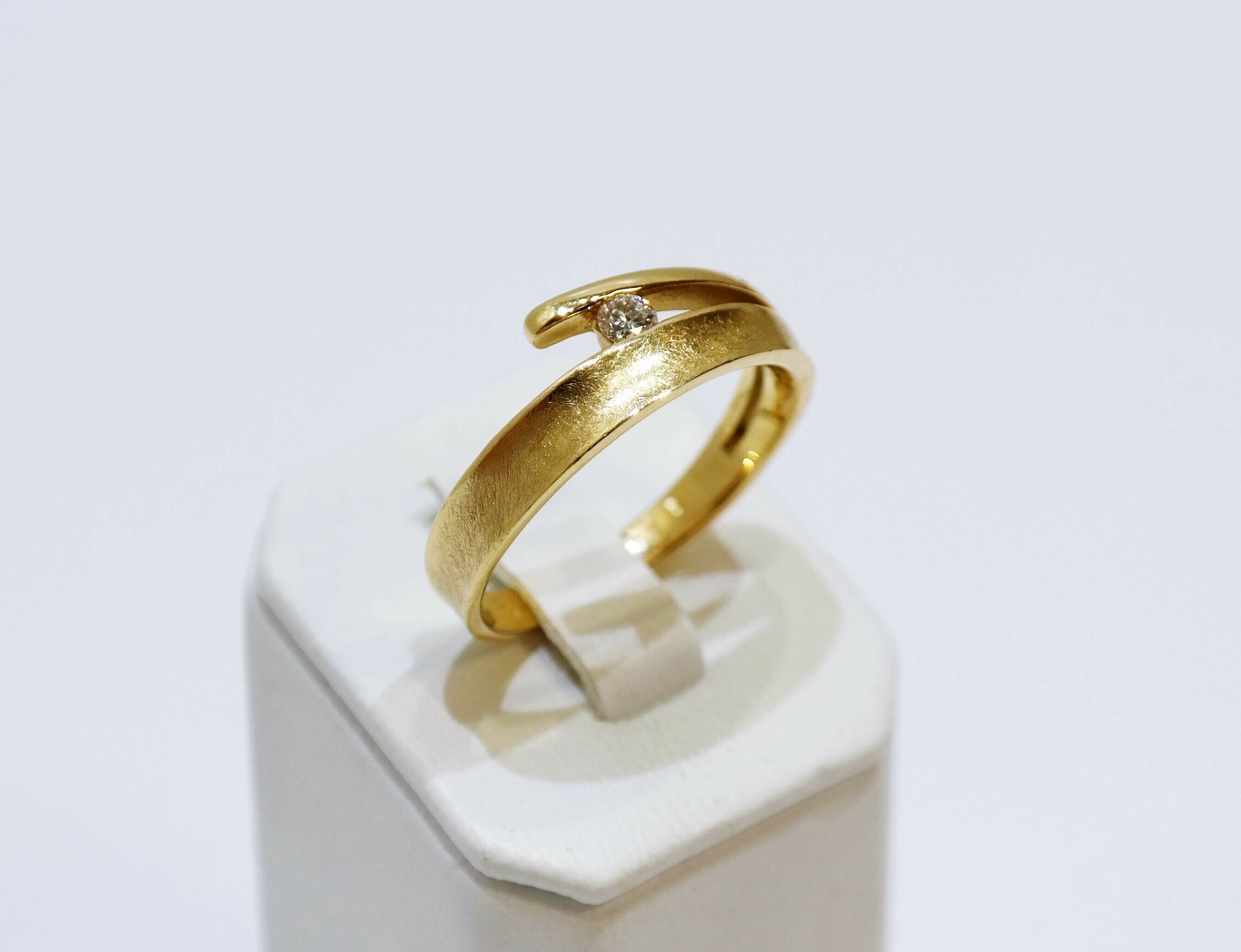 zloty-pierscionek-z-brylantem-r17-pr-750-01ct-waga-535