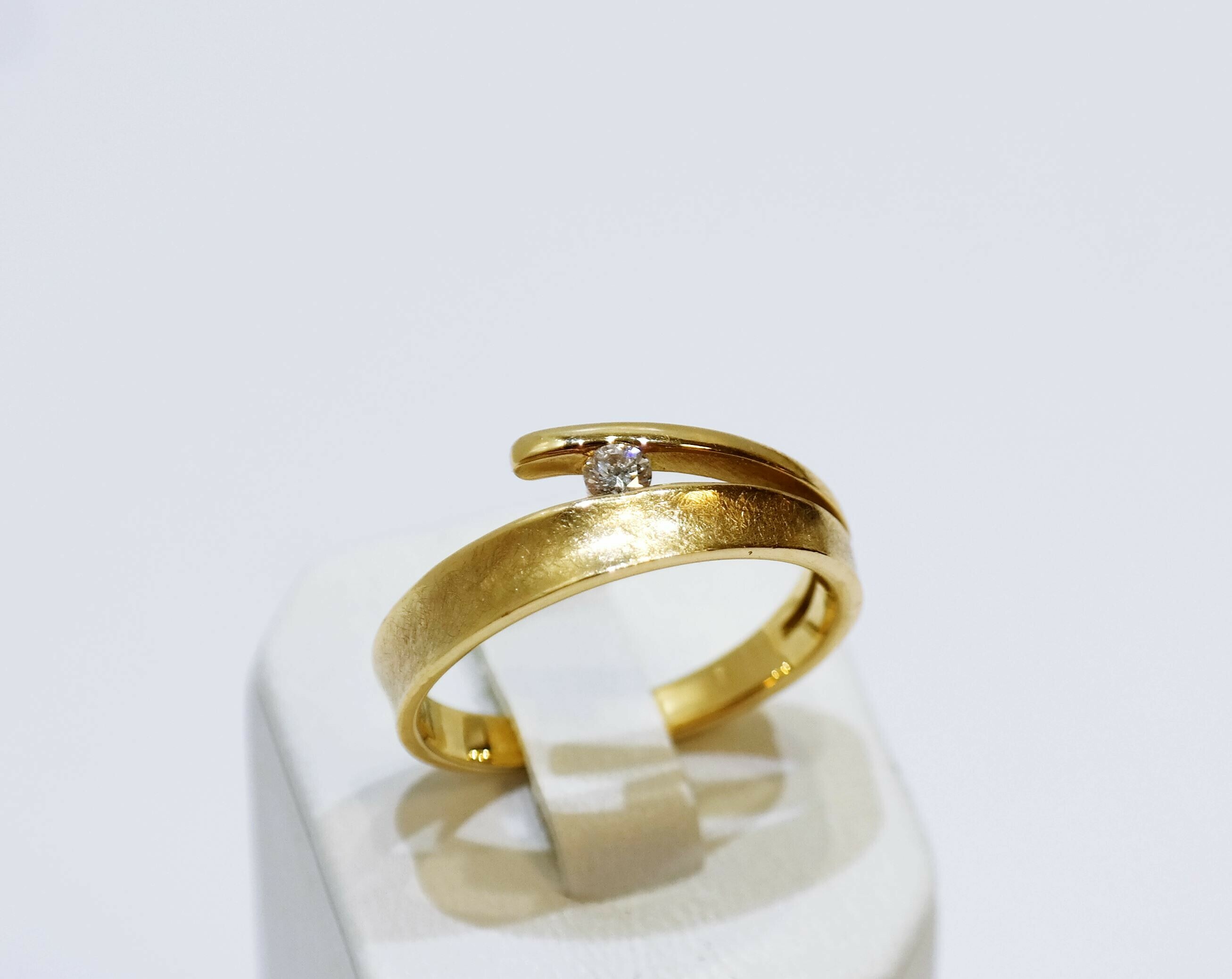 zloty-pierscionek-z-brylantem-r17-pr-750-01ct-motyw-129129-246990