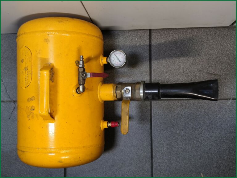 INFLATOR DO UDERZENIOWEGO POMPOWANIA KÓŁ BOMBA