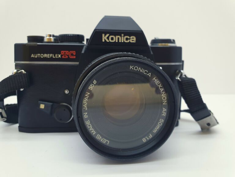 KONICA AUTOREFLEX TC Z OBIEKTYWEM I SOCZEWKĄ +ETU